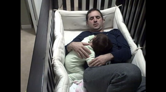 Pai fazendo bebê dormir 